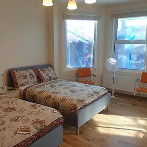 Luxury Spacious 2 Bedroom 4 Mins From Ilford Stn. Free Parking Londres