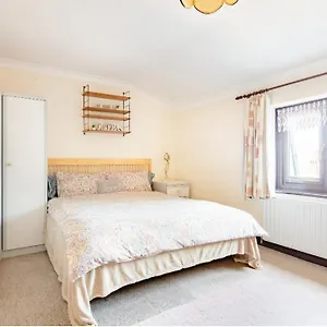 https://spacious-homey-room-5-mins-from-elizabeth-line.brighton-hotels-england.com